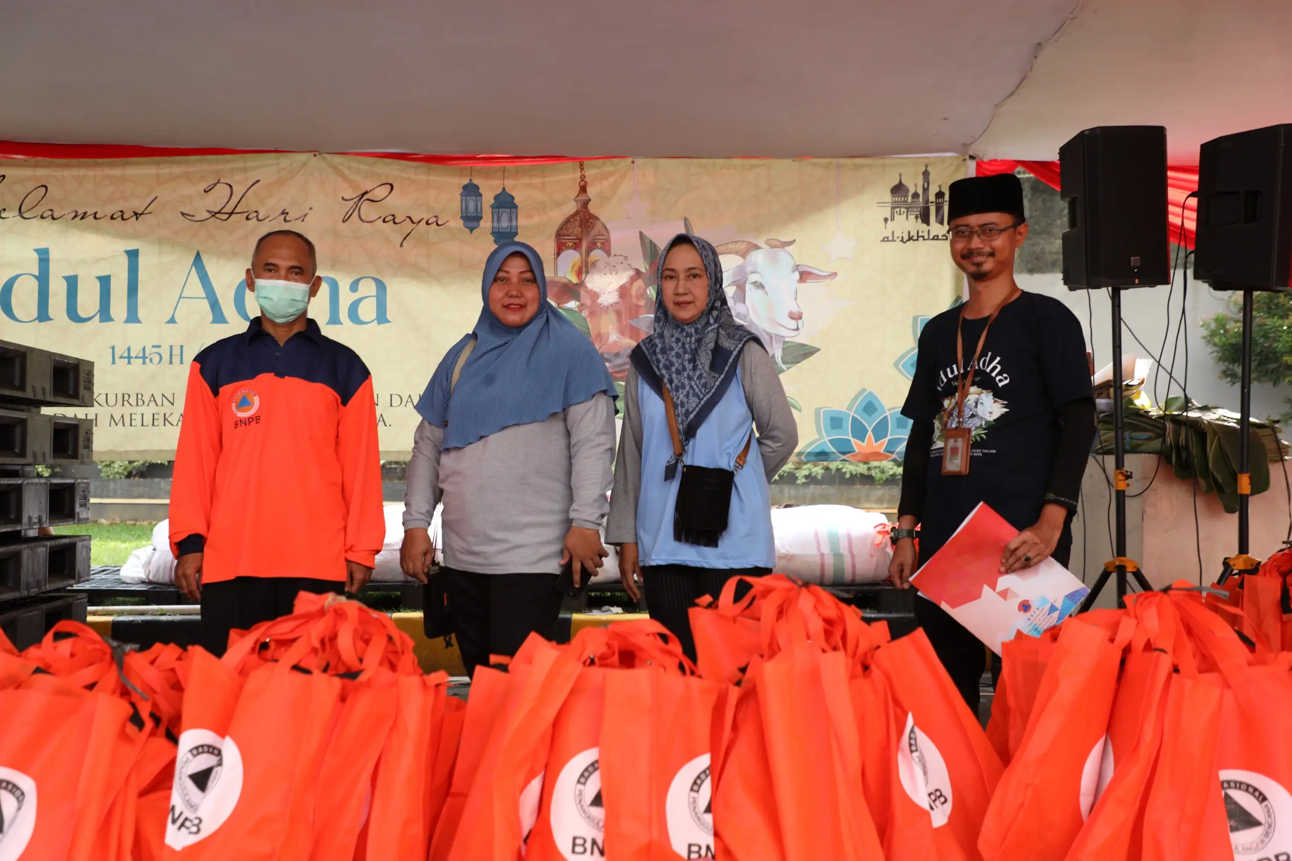 Pendistribusian paket daging kurban kepada warga sekitar dan juga pegawai BNPB di INA DRTG Sentul dan Gudang Jatiasih.